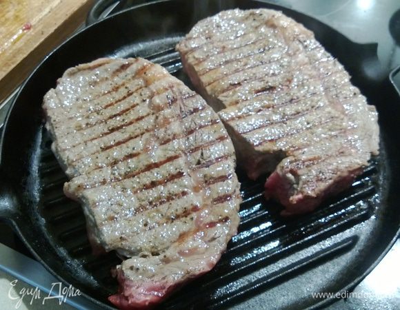 Минуты через 2 переворачиваем его.