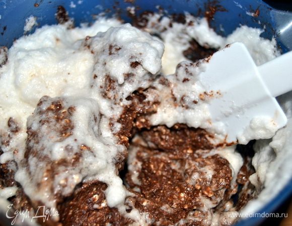 Соединяю творог с шоколадом и белками.