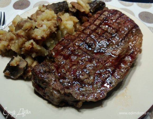 Выкладываем мясо на тарелки, добавляем картошечки с грибами.