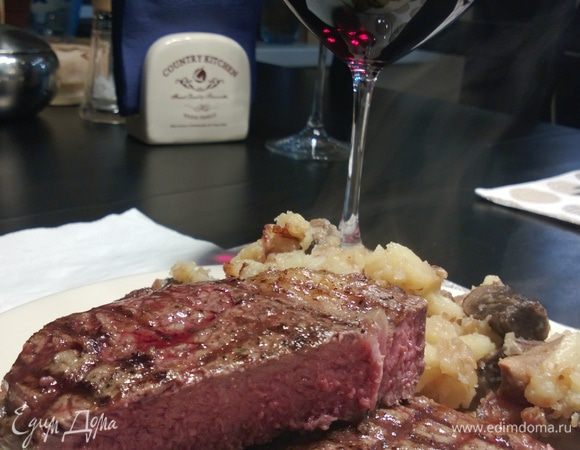 Разливаем вино и угощаемся. Очень вкусно! Получилось наше любимое мясо с кровью, картошечка с грибами и приятно вяжущее вино только украшает вкус.