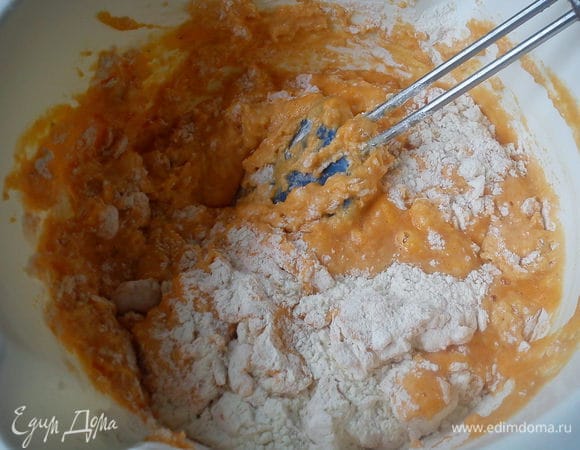 Постепенно всыпать муку. Перемешать и дать постоять 30 мин. 