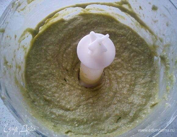 Авокадо, сыр и йогурт взбить в блендере. Приправить солью и перцем по вкусу.