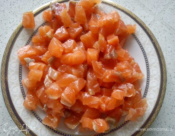 Семгу нарезать мелкими кубиками.