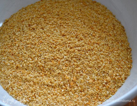 Для приготовления основы чизкейка измельчить в крошку печенье.