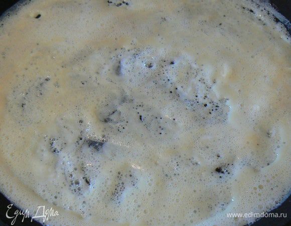 Яйца, каждое отдельно, взбить.
Сковороду немного смазать маслом, пожарить яичный блинчик с одной стороны.
Перевернуть, пожарить с другой стороны.