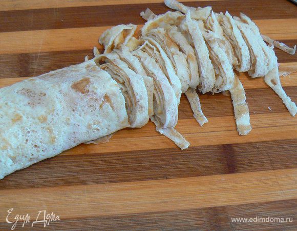 Блинчики остудить, нарезать соломкой.