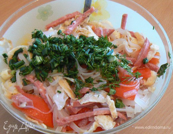 Помидоры нарезать небольшими кусочками.
Зелень мелко нарезать.