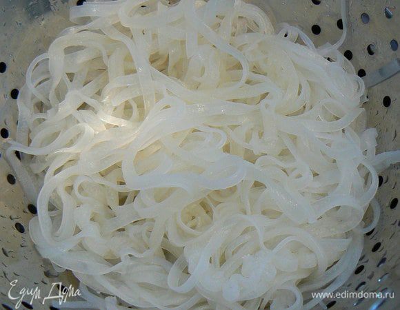 Фунчозу приготовить так, как написано на упаковке.
Я заливала на 5 минут кипятком.
Затем промыла в холодной воде. (Лучше ее нарезать)