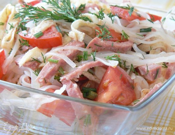 Смешать колбасу, яичные блинчики, помидоры, зелень, фунчозу.
Посолить, поперчить.

Заправить салат растительным маслом