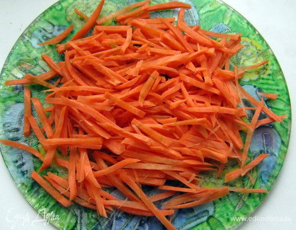 Морковь очистить, нарезать соломкой.
