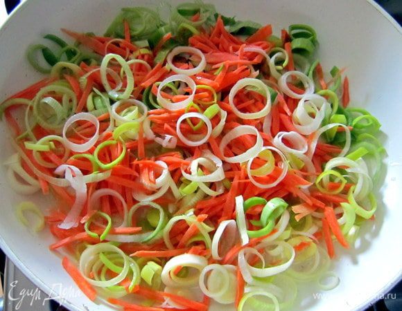 Разогреть в сотейнике растительное масло, обжарить белую чась лука-порея и морковь в течение 3 мин. Снять с огня.