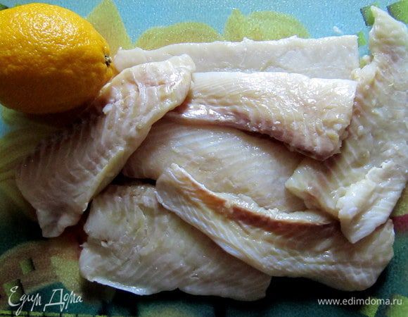 Филе камбалы сбрызнуть лимонным соком, посолить. 