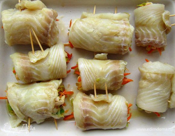  Положить на каждое филе начинку из сыра и овощей, свернуть в рулет и закрепить деревянными шпажками.