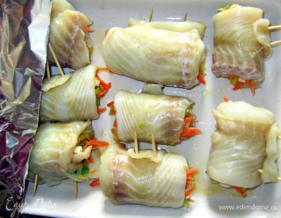Разогреть духовку до 200г. Форму для запекания смазать растительным маслом. Выложить в неё рыбные рулеты и накрыть фольгой. Запекать 10 мин. Затем снять фольгу и запечь ещё в течение 5 мин.