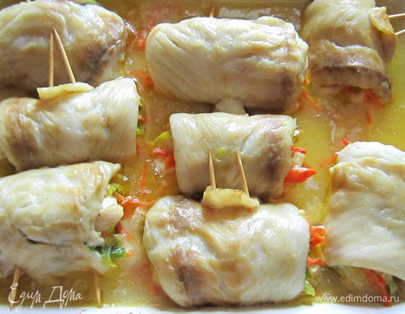 Получаются вот такие красивые рулетики! Аккуратно вынимаем шпажки и готовим для них циновку.