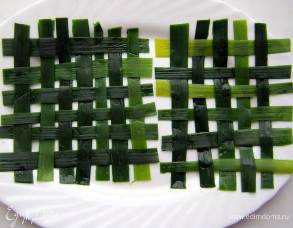 Положить на стол 5-6 полосок, плотно придвинув друг к другу. 
Вплести ещё 5-6 полосок по принципу циновки.Здесь мне пригодился опыт плетения циновок во Вьетнаме, когда я была на экскурсии в одной из вьетнамских деревень!)))