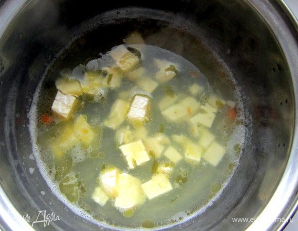 Рыбный бульон довести до кипения, уменьшить огонь. Добавить оставшийся сыр и сливочное масло, проварить, постоянно помешивая, 5 мин. Приправить солью и перцем.