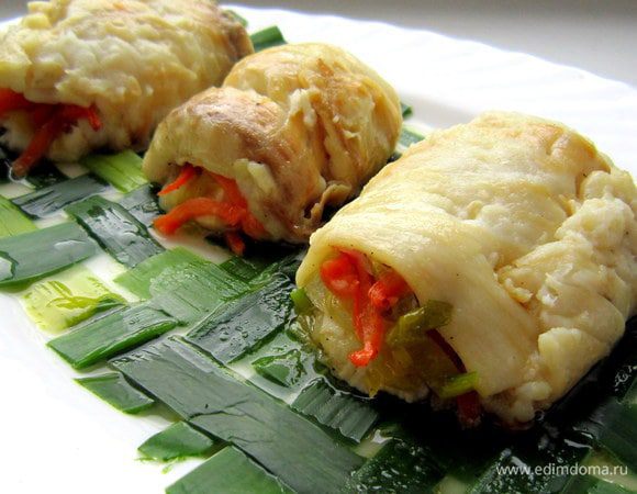 На блюдо положить циновки из порея, сверху положить рыбные рулеты. Полить соусом и подать к столу. Приятного аппетита!