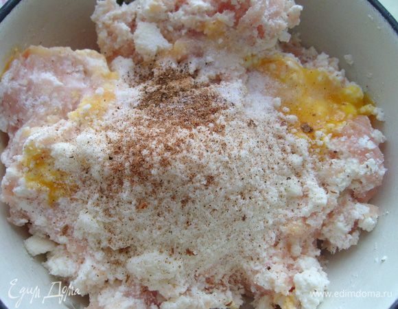 Добавить к куриному фаршу рикотту, натертый пармезан, желток, перец, мускатный орех, соль. С солью не переборщите (мне было достаточно чуть меньше чем чайная ложка), так как бекон все-таки соленоватый.