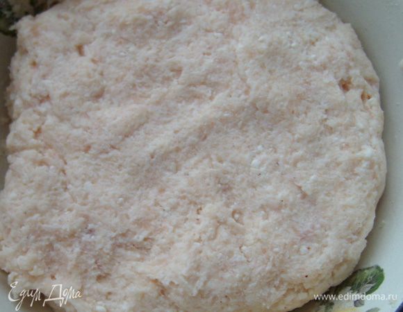 Сделайте однородный фарш. Можно поставить его на 1 час в холодильник, чтобы потом легко можно было сформировать рулет.