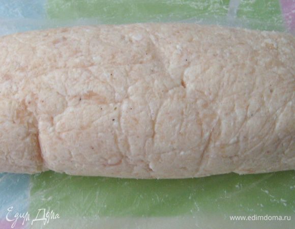 Выложить фарш на пищевую пленку и сформировать плотный рулет, длиной по вашей форме для запекания.