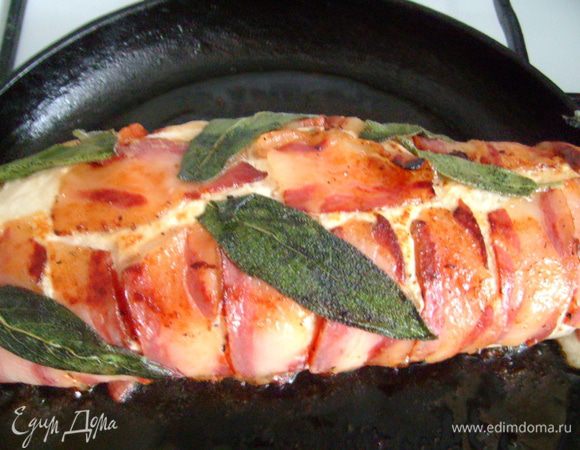 Обжарить рулет на оливковом масле до золотистой корочки.