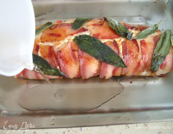 Аккуратно выложить обжареный рулет в глубокое блюдо для запекания, влить в блюдо вино и бульон и запекать в разогретой до 180 градусов 30-40 мин. Если у вас блюдо, как у меня, без антипригарного слоя, то бульон с вином можно добавлять небольшими порциями.