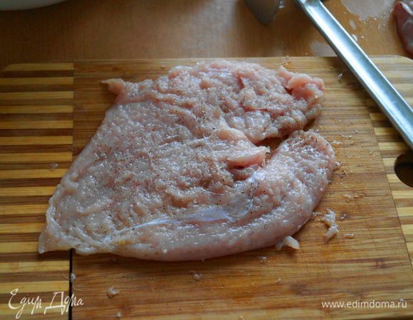 Куриное филе помыть, обсушить и отбить до ровного пласта. Натереть солью и перцем.