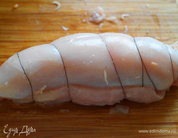 Края филе немного подогнуть и свернуть в рулет, закрепить нитью.