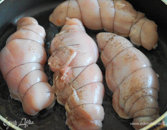 В сковороду налить оливковое масло, разогреть и положить рулеты, обжарить со всех сторон до золотистого цвета около 5 минут
