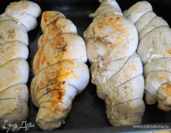 Выложить обжаренные рулеты в форму для запекания, смазанную маслом, поставить в разогретую до 180 градусов духовку на 15 минут.