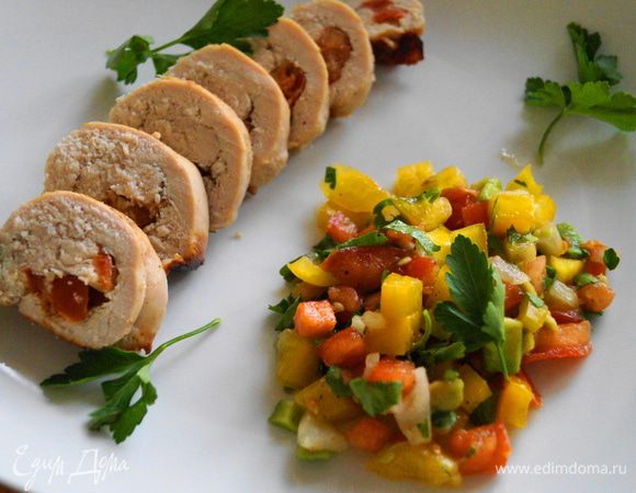 Рулеты освободить от ниток, нарезать небольшими ломтиками и подавать с сальсой. Приятного аппетита!!!