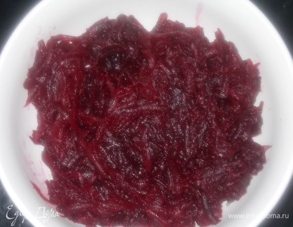 Натереть свеклу на крупной тёрке.
