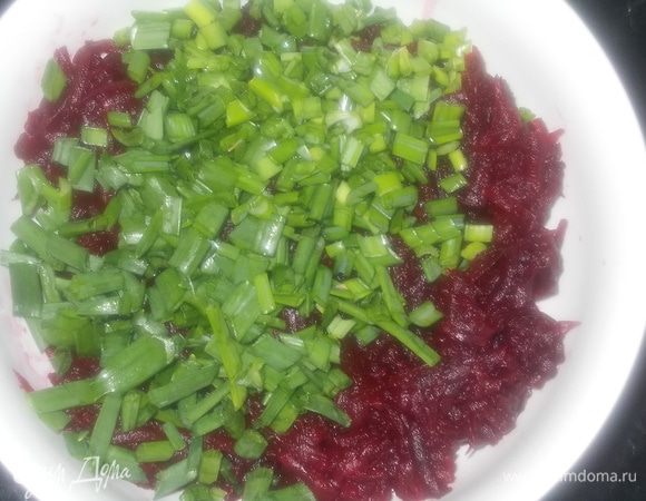 Зеленый лук нарезать и соединить со свёклой.