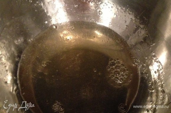 Заливаем желатин стаканом кипятка и размешиваем до полного растворения ( или так, как указано на вашей пачке желатина)
