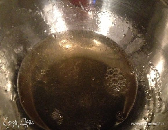 Заливаем желатин стаканом кипятка и размешиваем до полного растворения ( или так, как указано на вашей пачке желатина)