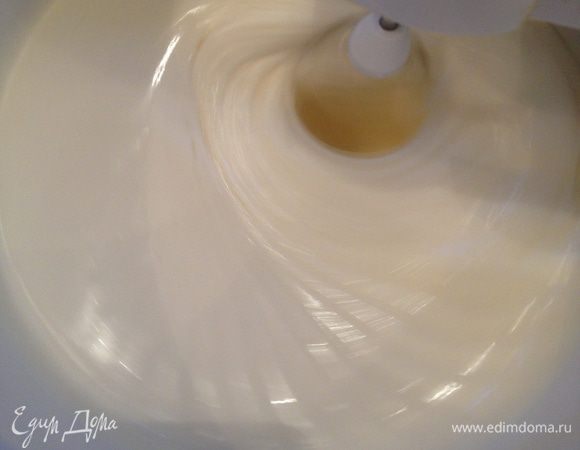 Смешиваем сметану со сливками и взбиваем минут десять