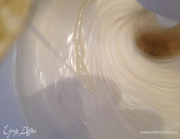 И желатин , не переставая взбивать еще пару минут