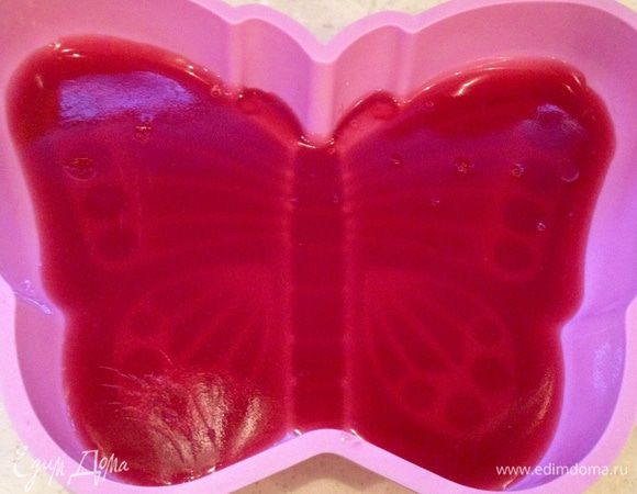 Ставим крем в холодильник на несколько минут, а в это время разводим фруктовое желе как это указано на упаковке и заливаем форму, в которой выпекали бисквит и ставим в холодильник, пока желе не затвердеет