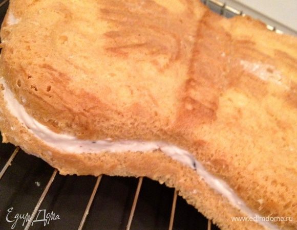 Разрезаем бисквит пополам и смазываем кремом