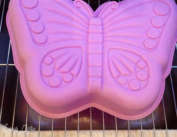 Перекладываем  бисквит лицевой стороной на затвердевшее желе в форме и переворачиваем так, чтобы форма оказалась сверху