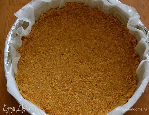 Эту влажную рассыпчатую массу выложить в подготовленную форму. И как следует разровнять по дну формы. Сформировать небольшой бортик. И поставить форму в морозильную камеру на время, пока мы будем готовить крем (приблизительно на 10-15 мин.) 