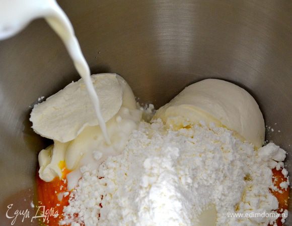 В большую миску (если Вы будете взбивать крем вручную), или в чашу для взбивания от миксере (как в моем случае) положить сыр "Филадельфия", желтки, сахар, крахмал и молоко. 