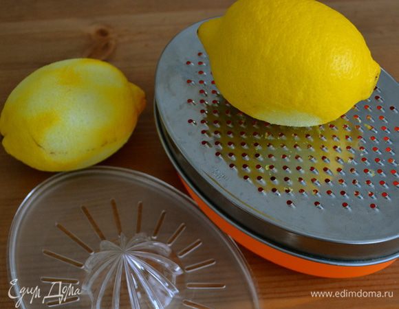 Натереть цедру двух лимонов и выдавить сок из одного из них.