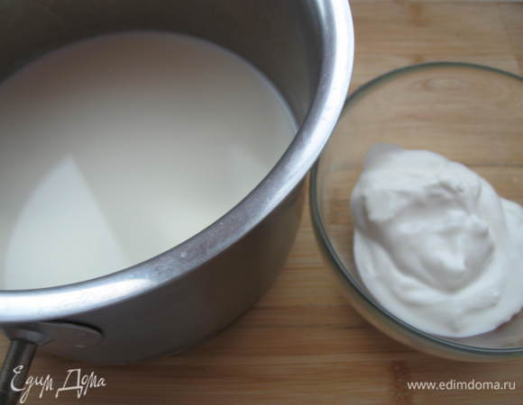 Приготовить закваску. Молоко комнатной температуры смешать со сметаной и поставить на сутки в теплое место.



