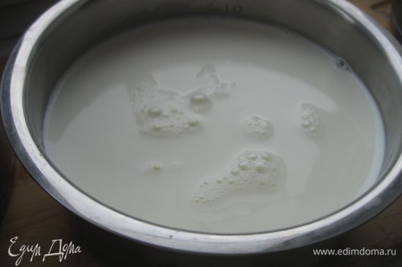Молоко вытапливаем, доводя температуру молока до 90 градусов на медленном огне при помешивании. Часть молока выпарится.