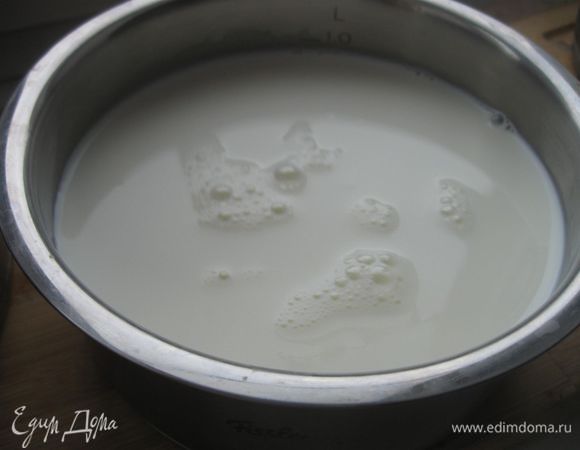 Молоко вытапливаем, доводя  температуру молока  до  90 градусов на медленном огне при помешивании. Часть молока выпарится.
