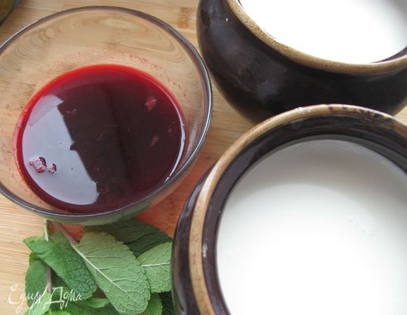 Разлить по глиняным горшочкам (не пользуйтесь для этого металлической посудой),  накрыть крышками, укутать полотенцем или одеялом. Выдержите 6 часов. Из вишни выжать сок. Смешать с катыком.


