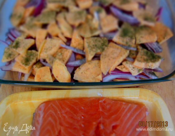 сложить в форму слоями, лук-картошка-лук-картошка и посыпать укропом