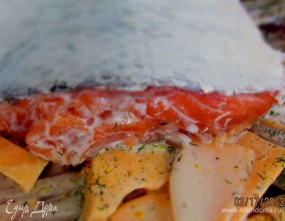 наверх выложить лосось, шкурой вверх! и чтоб обязательно покрыл всю картошку
  и залить сливками